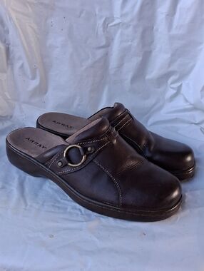 ARRAY Chocolate Brown Leather Slip-On Clogs with Brass Ring Size 9.5M
